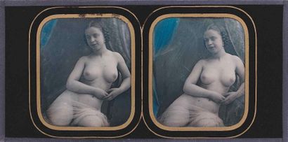 null NU [DAGUERRÉOTYPE]. Femme assise aux seins nus. Vers 1852. Daguerréotype stéréoscopique...