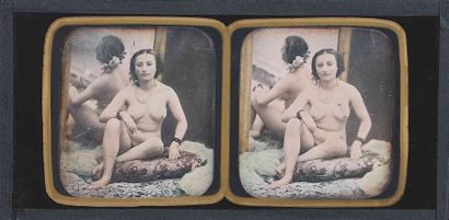 null NU [DAGUERRÉOTYPE]. Nu de face assis devant un miroir. Vers 1854. Daguerréotype...