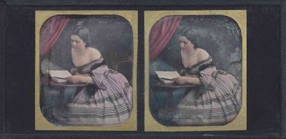  [DAGUERRÉOTYPE]. Jeune femme épaules dénudées lisant. Vers 1851-1853. Daguerréotype...