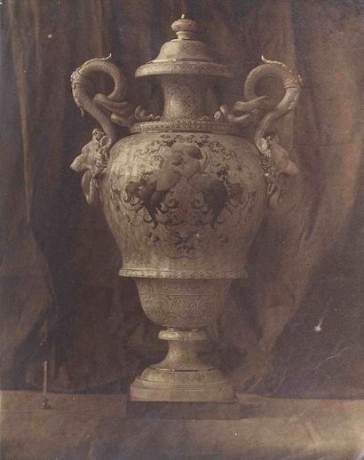 null Louis-Rémy ROBERT (1811-1882). Vase de Sèvres : vase aux anses en formes de...