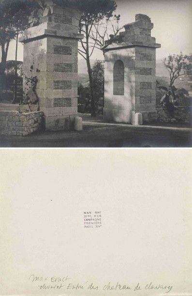 null MAN RAY [Emmanuel Radnitzsky] (1890-1976). Max Ernst devant le château de Clavary...