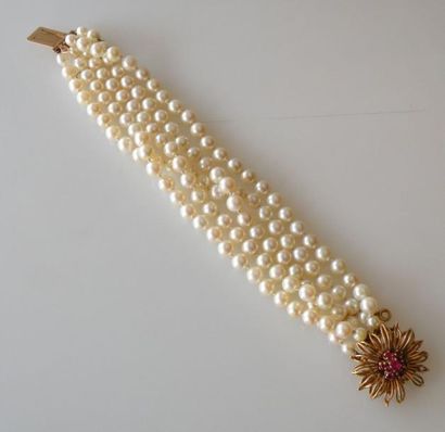 null BRACELET formÈ de cinq rangs de perles de culture, le fermoir fleur en or jaune,...