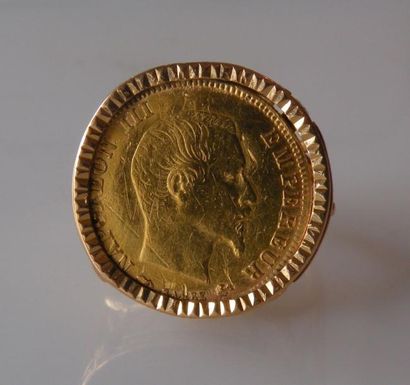 null BAGUE en or jaune ornée d'une piece de 5 francs or Napoléon III non lauré. poids...