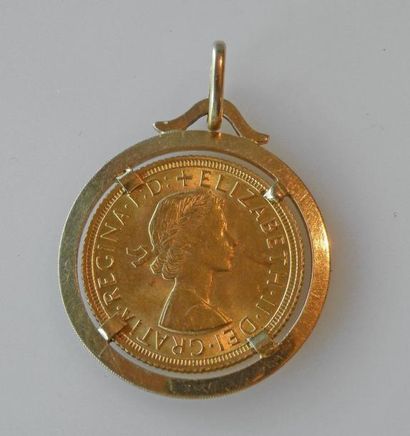 null SOUVERAIN en or à l'effigie d'Elizabeth II monté en pendentif. Poids 11,7 g