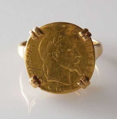 null *BAGUE en or jaune ornée d'une piece de 5 francs or 1864 (usures, vendue pour...