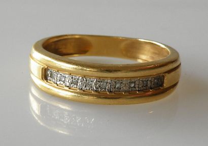 null ANNEAU en or jaune serti sur or blanc d'éclats de diamants . TDD 56/57