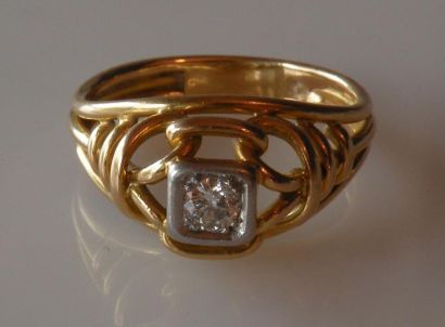 null BAGUE en fils d'or jaune, ornée d'un diamant serti sur or blanc. Vers 1940....