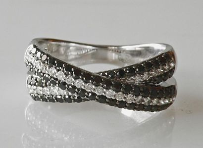 null BAGUE croisée en or blanc ornée d'une ligne de diamants blancs entre deux lignes...