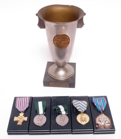 null France Lot de 5 décorations : Croix du combattant, Médaille d'honneur communale,...