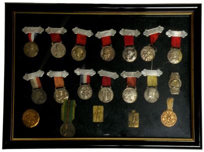 null Lot des 13 médailles de l’œuvre des Pupilles, de 1928 à 1939, avec rubans et...