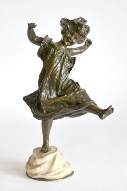 null Francisco FLORA (1857-?) Fillette dansant. Bronze à patine brune signée, le...