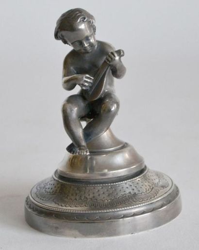 null Originale SONNETTE de table en bronze argenté, la prise à décor de putto musicien....