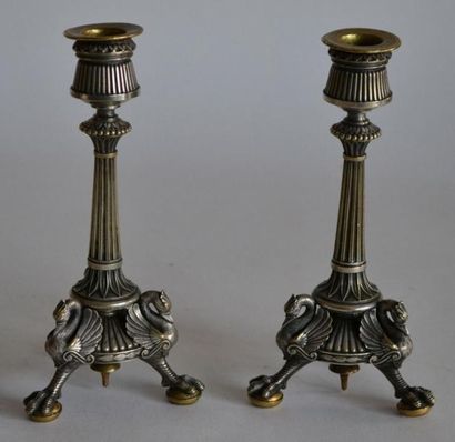 null Paire de petits BOUGEOIRS en bronze argenté, le fût cannelé lotiforme d'inspiration...