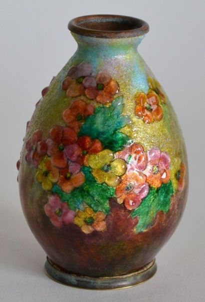 null Camille FAURÉ (1874-1956) Petit VASE à col étroit en métal émaillé à décor floral...