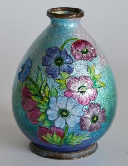 null Camille FAURÉ (1874-1956) VASE à col étroit en métal émaillé à décor floral...