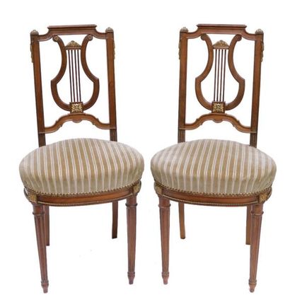 null Paire de CHAISES volantes en acajou, le dossier lyre. Ornementation de bronze....