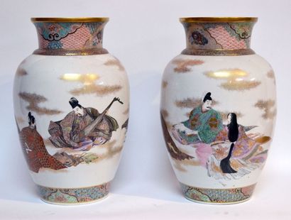 null Paire d'importants VASES en céramique de satsuma, à décor de personnages japonais...