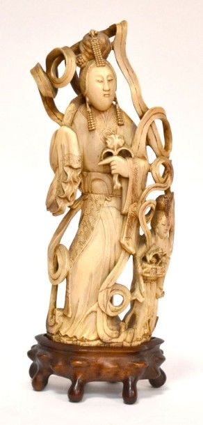 null GUAN YIN au voile en ivoire sculpté. Chine Vers 1930. (Gerce, petit accident)....