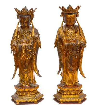 null VIETNAM, XIXe Deux statuettes de Guanyin en bois laqué or et rouge, debout,...