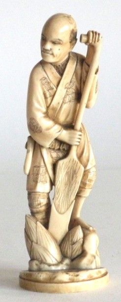 null OKIMONO en ivoire sculpté, paysan bêchant. Japon fin XIXe. H. 15 cm