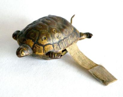 null Petit METRE-RUBAN en forme de tortue, en laiton, la queue mobile formant manivelle....