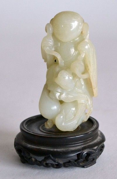 null SUJET en jade celadon, enfant avec cun sceptre et un poisson. Chine. H. 9 c...