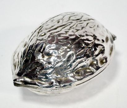 null CASSE NOIX en métal argenté, à décor d'une noix au naturel, l'intérieur formant...