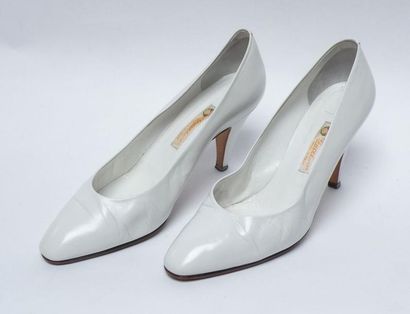 null GUCCI. Paire d'ESCARPINS en cuir blanc. Taille 38. 