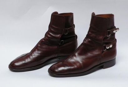 null J.M.WESTON. Paire de BOOTS en cuir marron. 