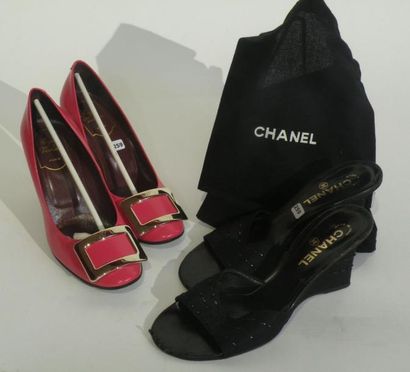 null CHANEL. Paire de mules en toile noire (en l'état). Roger VIVIER. Paire d'escarpins...