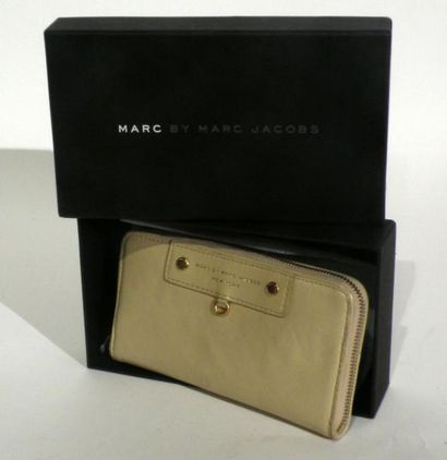 null MARC BY MARC JACOBS. PORTE-FEUILLE en cuir ivoire. 