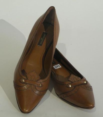 null LOUIS VUITTON. Paire de BALLERINES en cuir gold. Taille 37,5. 