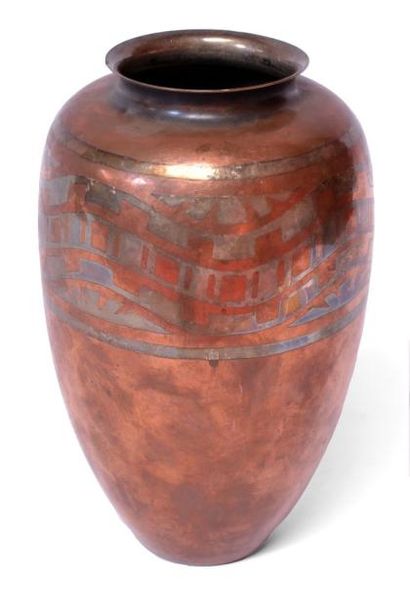 null Luc LANEL (1893-1965) pour CHRISTOFLE. VASE ovoïde en dinanderie de cuivre et...