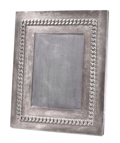 null Jean DESPRES (1889-1980) CADRE porte-photo en métal argenté, à décor d'une frise...