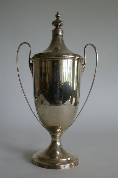 null COUPE en argent en forme d’urne couverte, gravée 1940-1965 POMONA-MF MICHEL.
Poids:...
