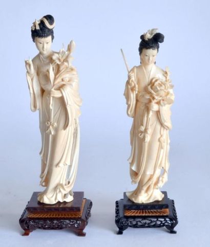 null Deux SUJETS en ivoire sculpté et patiné noir, dames de cour tenant un bouquet...