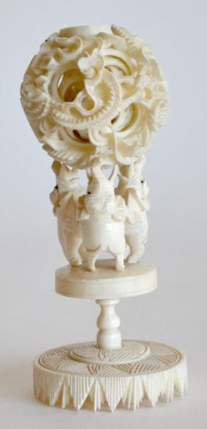null Petite BOULE de CANTON en ivoire sculpté et repercé, reposant sur trois oiseaux...