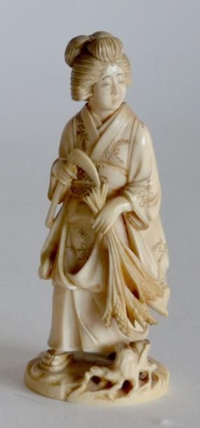null OKIMONO en ivoire, geisha tenant une serpe et une gerbe de blé. Japon XIXe....