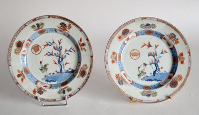 null Paire d'ASSIETTES en porcelaine de type Imari, à décor d'échassiers et oiseaux...