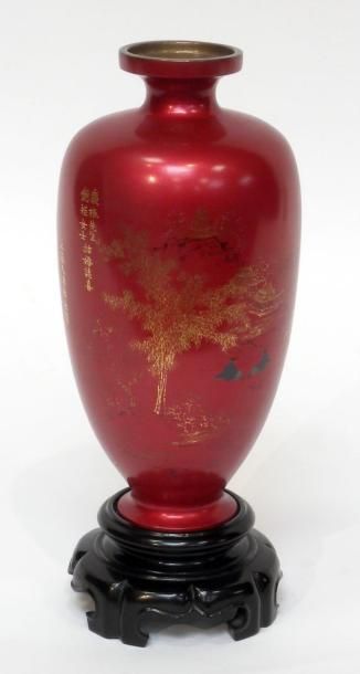 null VASE en laque rouge et or de Fuzhou, à décor d’un arbre et poème. Chine. H....