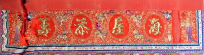 null Paire de BANNIERES en soierie rouge et or. (Accidents). Chine>>. 400 x 80 c...