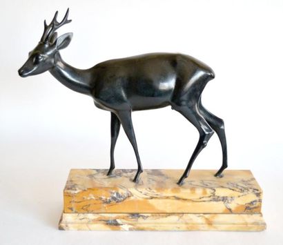 null Wilhelm KRIEGER (1877-1945). Chevreuil. Bronze à patine noire signé, sur la...