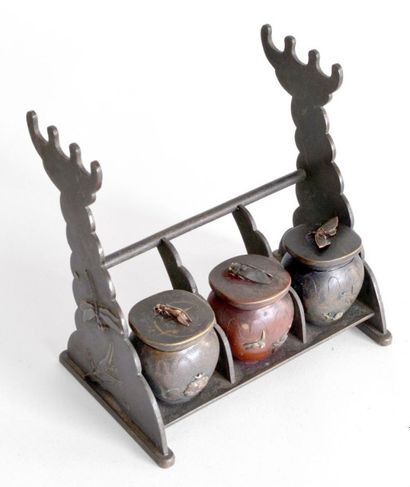 null Bel ENCRIER japonais, en bronze à patine brine, les trois godets en forme de...
