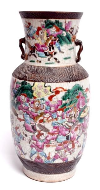 null Important VASE en porcelaine de Nankin, à décor émaillé polychrome de guerrier...