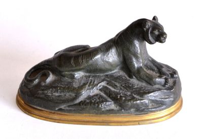 null Hippolyte HEIZLER (1828-1871) Tigre allongé. Bronze à patine verte nuancée noire,...