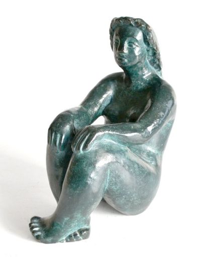 null Chantal LACOUT, XXe. Femme assise. Bronze à patine noire nuancée vert signée....