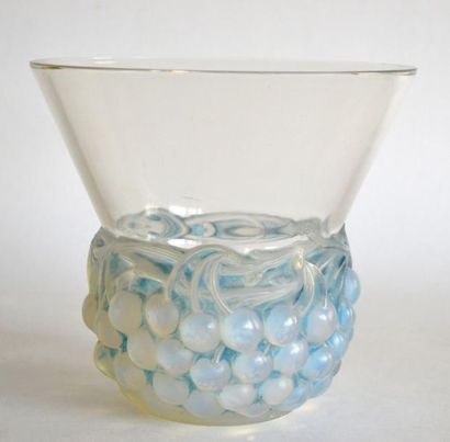 null René LALIQUE (1860-1945) VASE modèle Cerises en verre blanc moulé-pressé patiné...