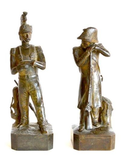 null Ecole française XIXe Deux soldats de la Grande armée. Deux bronzes à patine...