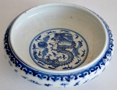 null COUPE plate en porcelaine de type bleu et blanc, le fond orné d'un dragon poursuivant...