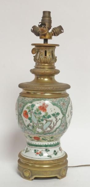 null PIED de LAMPE en porcelaine de Chine à décor de décor floral de type famille...